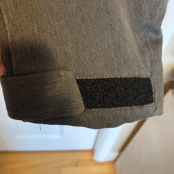 #133 Women's Helly Hansen Grey Winter Coat, Size Medium - Picture 6 of 13